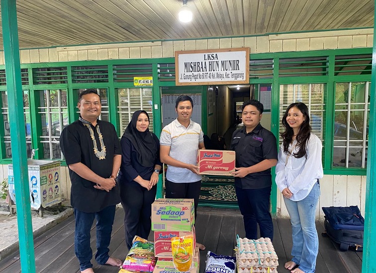 pwi-smsi-dan-jmsi-kukar-berbagi-sembako-untuk-anak-anak-di-tenggarong